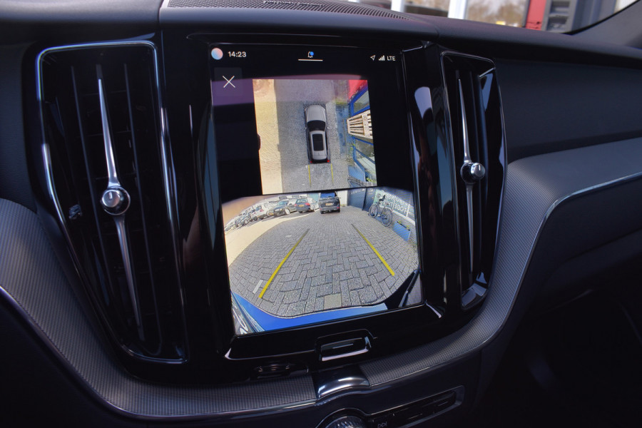 Volvo XC60 T6 AWD 350PK Plug-in Hybrid Plus Dark | BLIS | ACC | HUD | H&K | 360 Camera | Panorama dak |