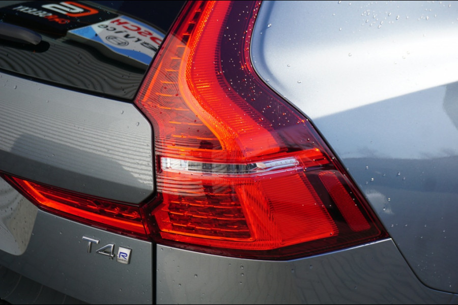 Volvo XC60 190PK T4 R-Design AUTOM. | SUPER LUXE | PANO | TREKHAAK