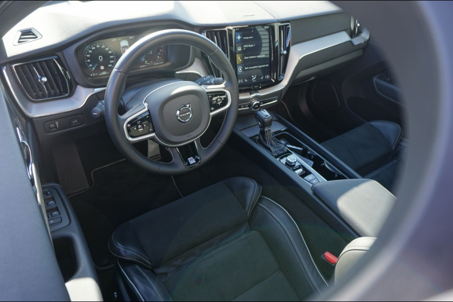 Volvo XC60 190PK T4 R-Design AUTOM. | SUPER LUXE | PANO | TREKHAAK