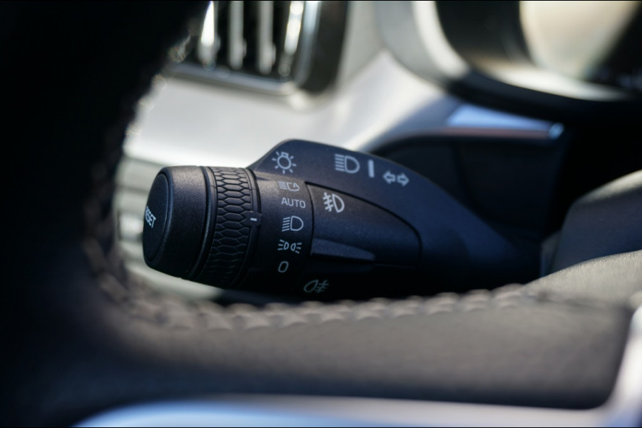 Volvo XC60 190PK T4 R-Design AUTOM. | SUPER LUXE | PANO | TREKHAAK
