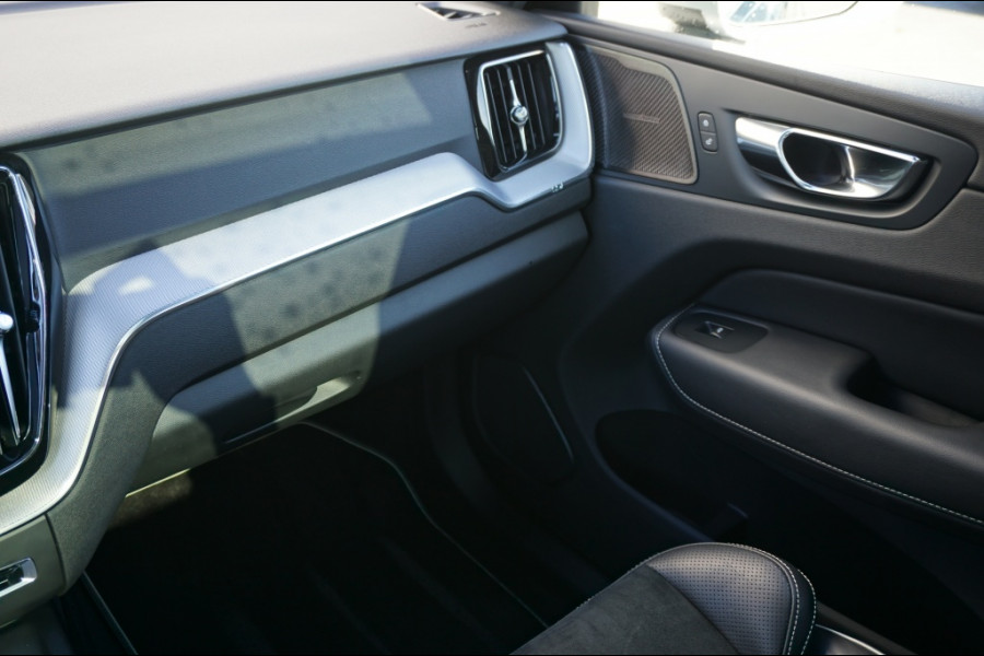 Volvo XC60 190PK T4 R-Design AUTOM. | SUPER LUXE | PANO | TREKHAAK