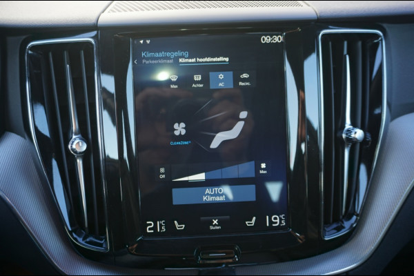 Volvo XC60 190PK T4 R-Design AUTOM. | SUPER LUXE | PANO | TREKHAAK