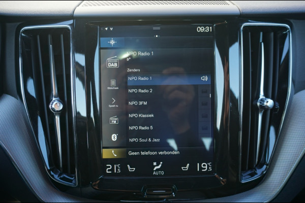 Volvo XC60 190PK T4 R-Design AUTOM. | SUPER LUXE | PANO | TREKHAAK