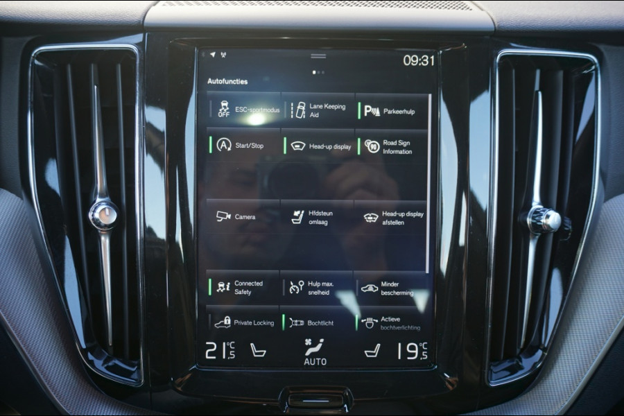Volvo XC60 190PK T4 R-Design AUTOM. | SUPER LUXE | PANO | TREKHAAK
