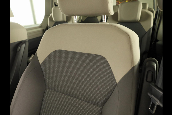 Volkswagen Multivan 1.5 eHybrid L2 Economy Business 4Motion | 7 Zits | Zwenkbare Trekhaak | Navigatie | Achteruitrij  Camera | Parkeer hulp | 65% getinte ruiten achter |