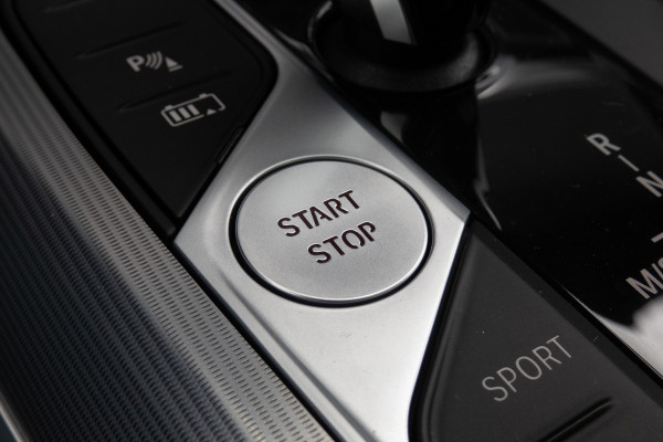 BMW 3-serie 330e High Executive | M-PAKKET | PANORAMADAK | HARMAN/KARDON | ACC | HEAD UP | TREKHAAK | SOH 93%