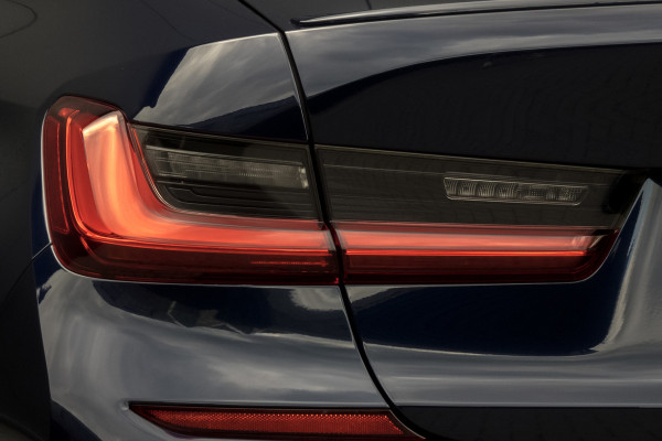 BMW 3-serie 330e High Executive | M-PAKKET | PANORAMADAK | HARMAN/KARDON | ACC | HEAD UP | TREKHAAK | SOH 93%