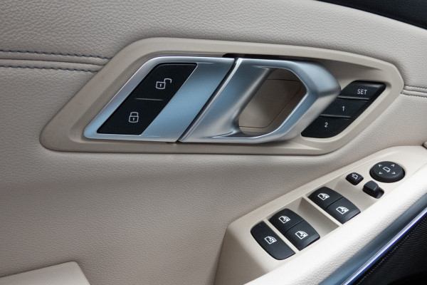 BMW 3-serie 330e High Executive | M-PAKKET | PANORAMADAK | HARMAN/KARDON | ACC | HEAD UP | TREKHAAK | SOH 93%