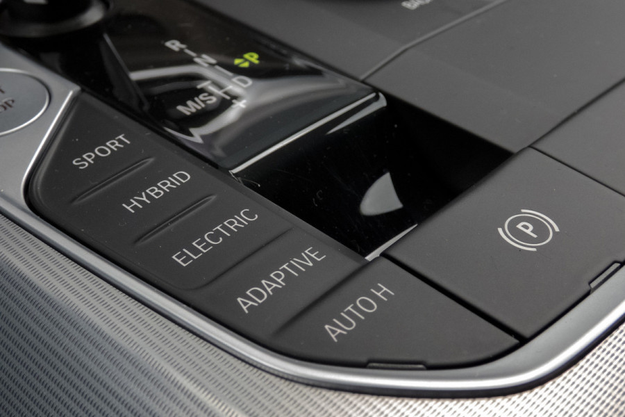 BMW 3-serie 330e High Executive | M-PAKKET | PANORAMADAK | HARMAN/KARDON | ACC | HEAD UP | TREKHAAK | SOH 93%