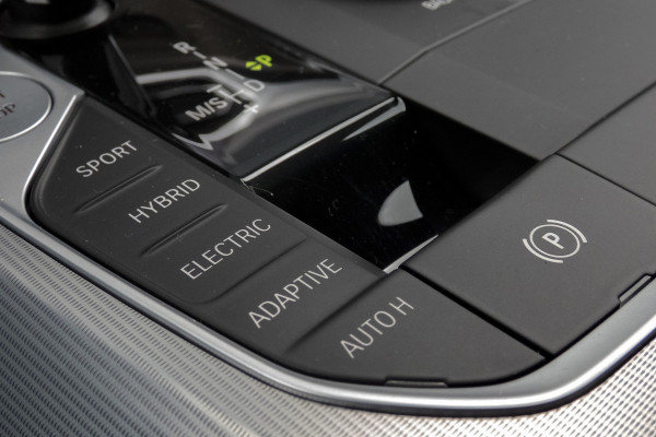 BMW 3-serie 330e High Executive | M-PAKKET | PANORAMADAK | HARMAN/KARDON | ACC | HEAD UP | TREKHAAK | SOH 93%