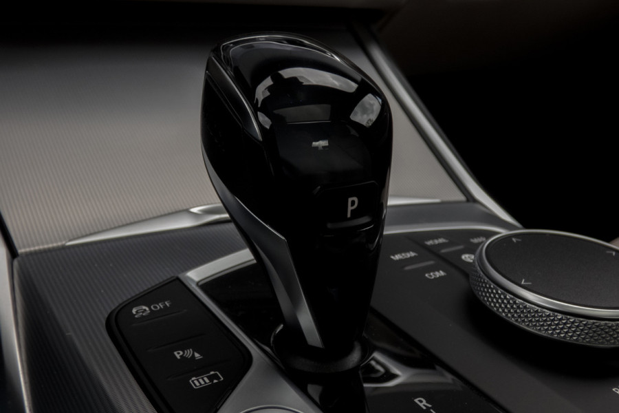 BMW 3-serie 330e High Executive | M-PAKKET | PANORAMADAK | HARMAN/KARDON | ACC | HEAD UP | TREKHAAK | SOH 93%