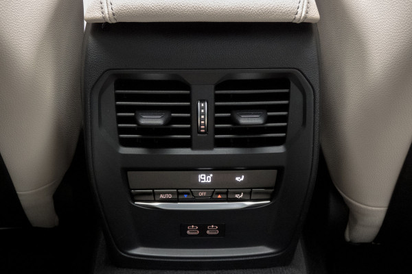 BMW 3-serie 330e High Executive | M-PAKKET | PANORAMADAK | HARMAN/KARDON | ACC | HEAD UP | TREKHAAK | SOH 93%