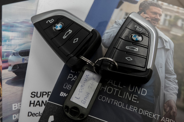 BMW 3-serie 330e High Executive | M-PAKKET | PANORAMADAK | HARMAN/KARDON | ACC | HEAD UP | TREKHAAK | SOH 93%