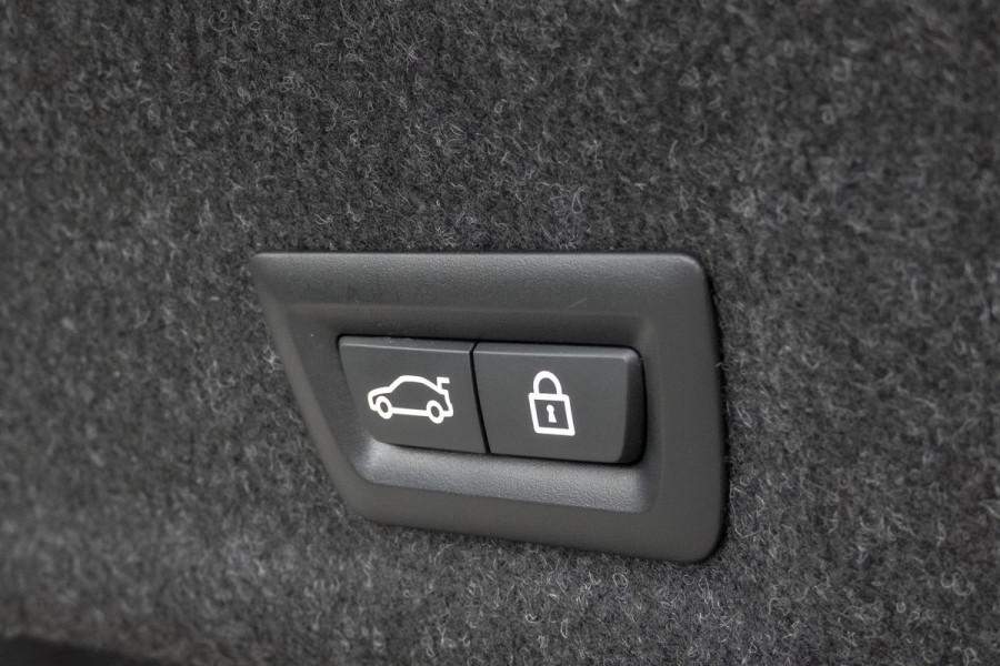 BMW 3-serie 330e High Executive | M-PAKKET | PANORAMADAK | HARMAN/KARDON | ACC | HEAD UP | TREKHAAK | SOH 93%