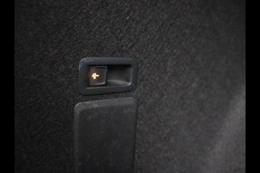 CUPRA Leon 1.4 e-Hybrid VZ Business | 245pk | SOH 92% | Trekhaak | Carplay | Adaptive cruise | Sportstoelen | Navigatie | Stuurverwarming | Parkeerhulp | Full LED | Sfeerverlichting | Keyless | PHEV | Plug In