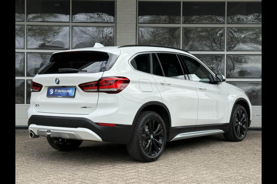 BMW X1 sDrive18i X LINE | HARMAN KARDON | CAMERA | LEDER | TREKHAAK | STOELVERWARMING |