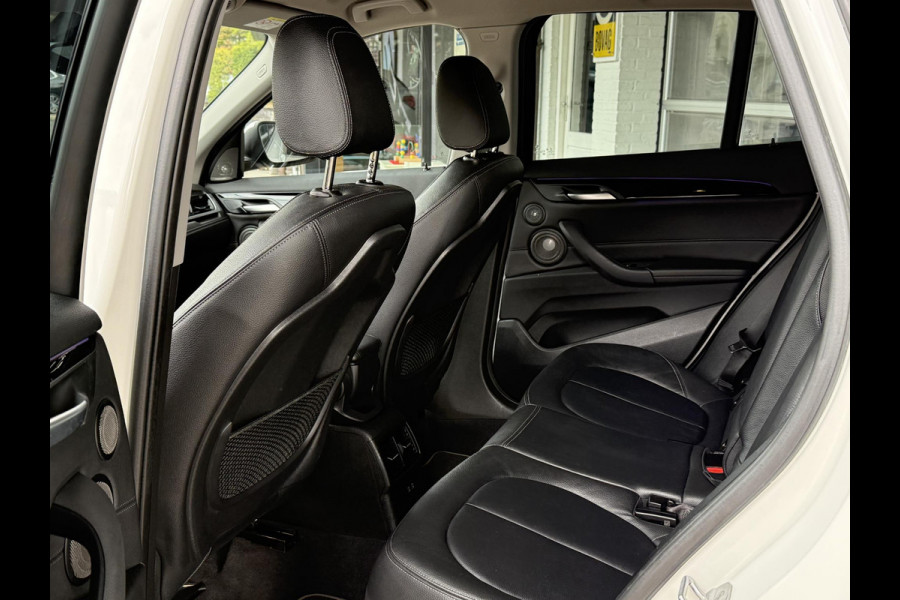 BMW X1 sDrive18i X LINE | HARMAN KARDON | CAMERA | LEDER | TREKHAAK | STOELVERWARMING |