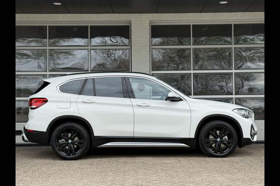 BMW X1 sDrive18i X LINE | HARMAN KARDON | CAMERA | LEDER | TREKHAAK | STOELVERWARMING |