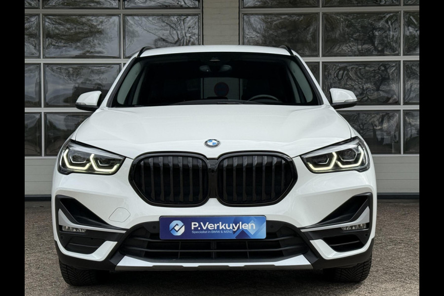 BMW X1 sDrive18i X LINE | HARMAN KARDON | CAMERA | LEDER | TREKHAAK | STOELVERWARMING |