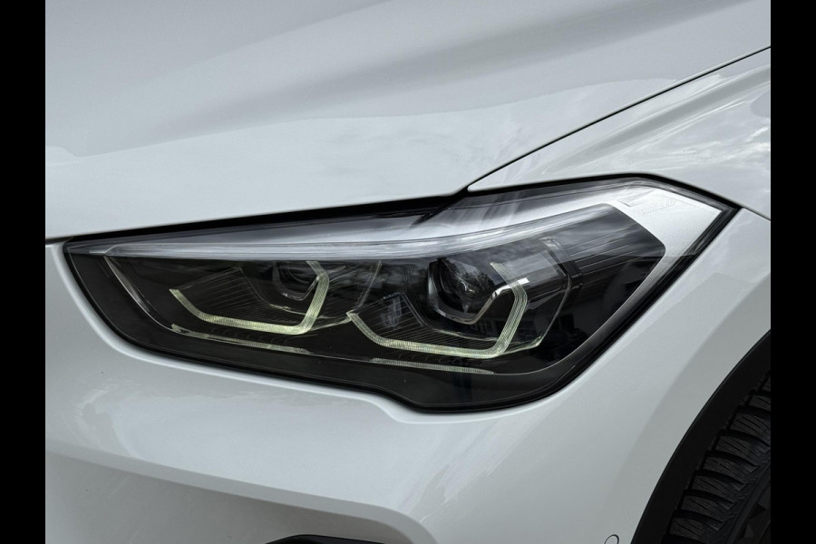 BMW X1 sDrive18i X LINE | HARMAN KARDON | CAMERA | LEDER | TREKHAAK | STOELVERWARMING |