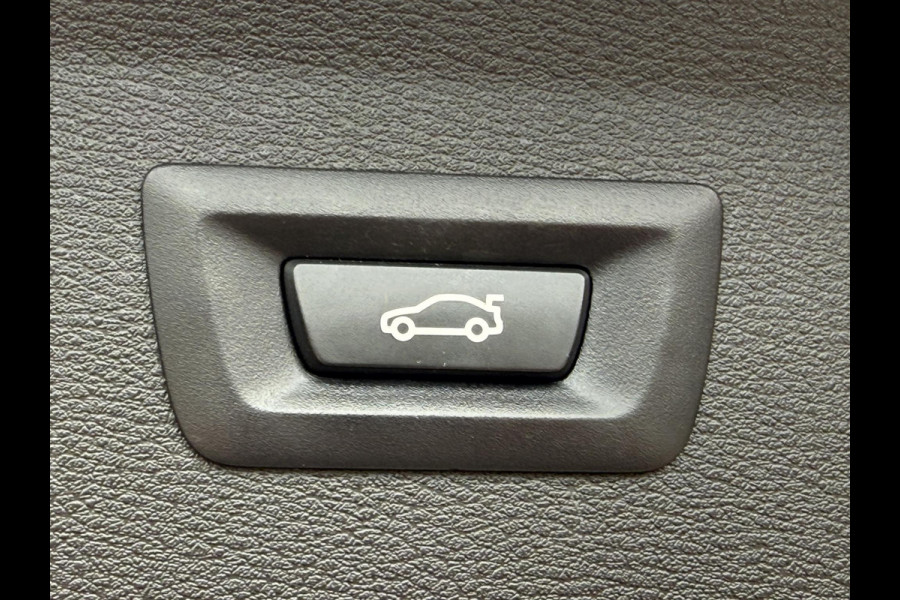 BMW X1 sDrive18i X LINE | HARMAN KARDON | CAMERA | LEDER | TREKHAAK | STOELVERWARMING |