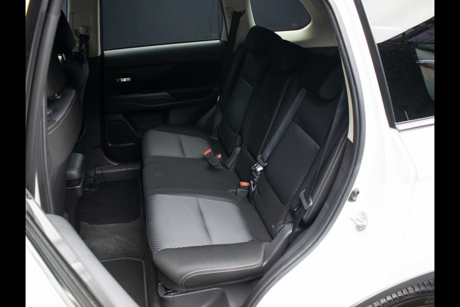 Mitsubishi Outlander 2.0 Instyle Sport (APPLE CARPLAY,NAVI,CAMERA,360 VIEW,STOEL/STUUR VERWARMING,CLIMATE,CRUISE,LM VELGEN)