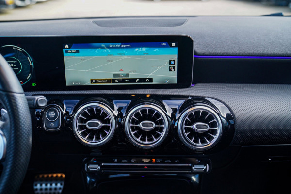 Mercedes-Benz A-Klasse 220 Premium Plus | Panorama | Camera | Carplay | Digital Dash | Stoelverwarming