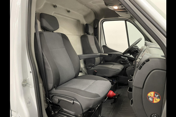 Renault Master T35 2.3 dCi L2H2 130PK Airco Cruise Control Navigatie Parkeersensoren 2-zits