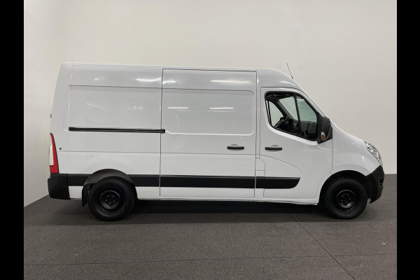 Renault Master T35 2.3 dCi L2H2 130PK Airco Cruise Control Navigatie Parkeersensoren 2-zits
