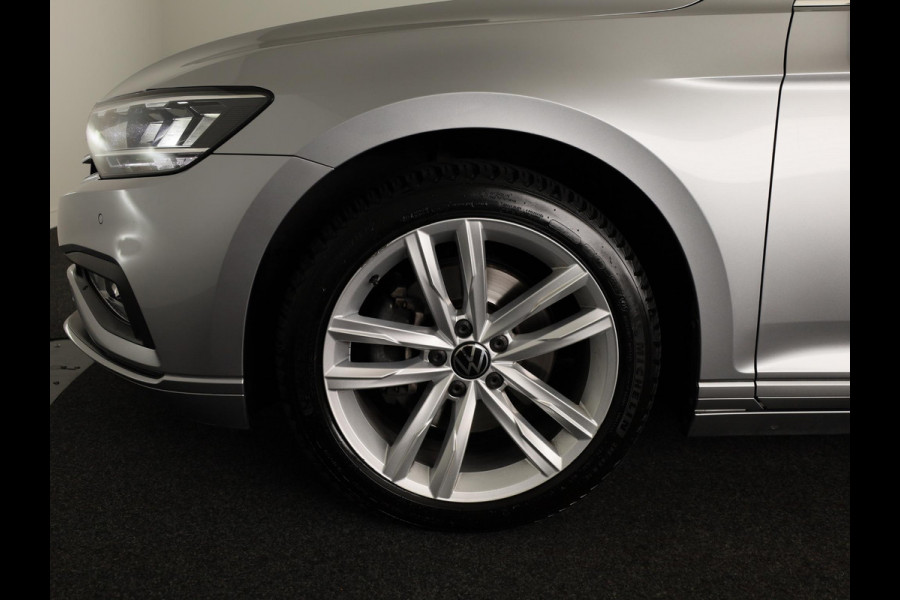 Volkswagen Passat Variant 1.5 TSI Business | Navigatie | Panorama dak | Parkeersensoren | Achteruit Camera | Digitale dashboard |