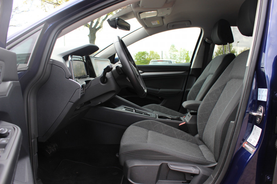 Volkswagen Golf Variant 1.0 eTSI Life Business / CarPlay / Parkeerhulp V+A / LED Koplampen / Virtual Cockpit / Stoelverwarming V+A / ACC / Getint glas