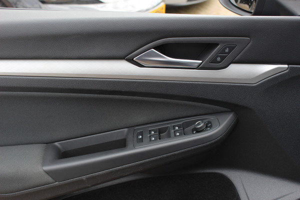 Volkswagen Golf Variant 1.0 eTSI Life Business / CarPlay / Parkeerhulp V+A / LED Koplampen / Virtual Cockpit / Stoelverwarming V+A / ACC / Getint glas