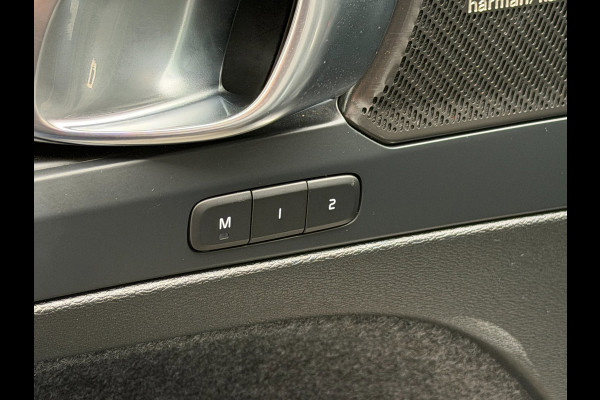 Volvo XC40 2.0 B4 Plus Dark LED ACC Pano Trekhaak 360cam H/K