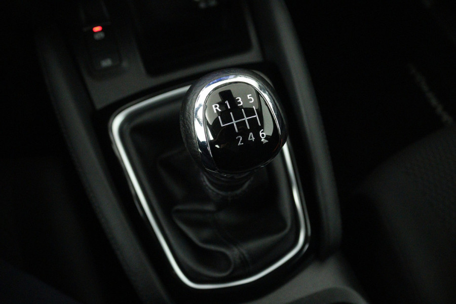 Nissan QASHQAI 1.3 DIG-T Visia (TREKHAAK, STOELVERWARMING, CARPLAY, CRUISE CONTROL, PARKEERSENSOREN)