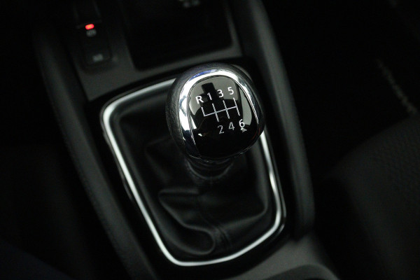 Nissan QASHQAI 1.3 DIG-T Visia (TREKHAAK, STOELVERWARMING, CARPLAY, CRUISE CONTROL, PARKEERSENSOREN)