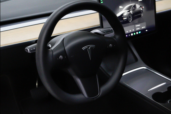 Tesla Model Y SOH: 94,7% Navi 360° Leer ACC Autopilot PDC Elektr. achterklep Stoelverwarmimg voor en achter Stuurverwarming Optie: Full Self-Driving Capability BTW auto