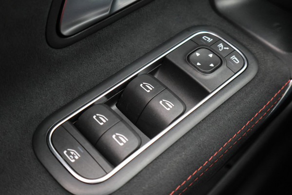 Mercedes-Benz A-Klasse 160 Business Solution AMG Camera, Apple Carplay, LED, Stoelverwarming, PDC, 18"
