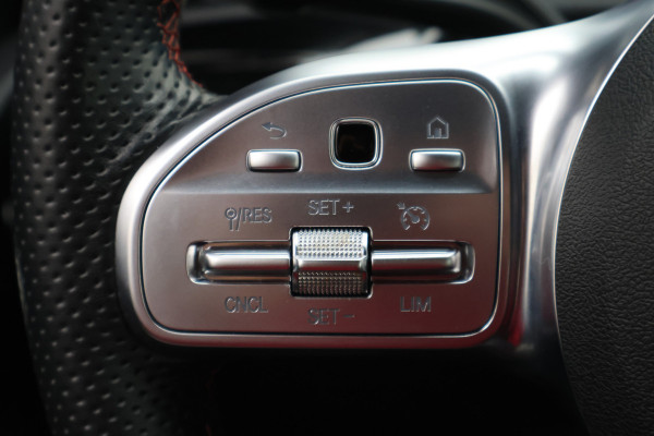 Mercedes-Benz A-Klasse 160 Business Solution AMG Camera, Apple Carplay, LED, Stoelverwarming, PDC, 18"