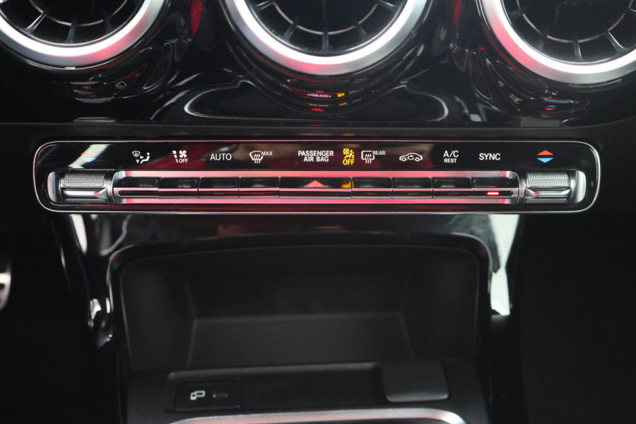 Mercedes-Benz A-Klasse 160 Business Solution AMG Camera, Apple Carplay, LED, Stoelverwarming, PDC, 18"