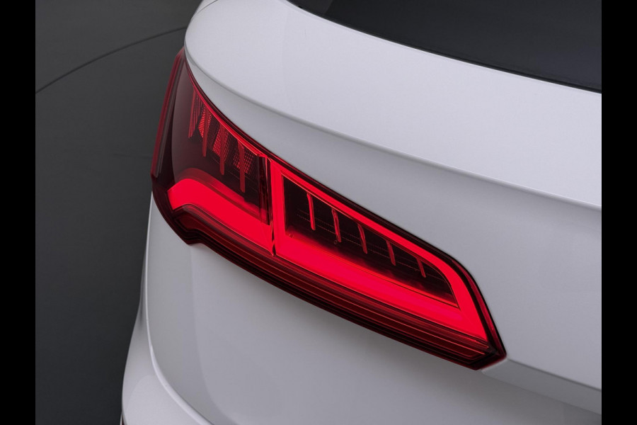 Audi Q5 55 TFSI e quattro Competition 32.000KM! |PANO| ELEKTRISCHE TREKHAAK| ELEK. ACHTERKLEP |MASSAGE| ADAPTIVE CRUISE| CAMERA| NET ONDERHOUD GEHAD RIJKLAAR INCL. 12 MND BOVAG GARANTIE| SFEERVERLICHTING