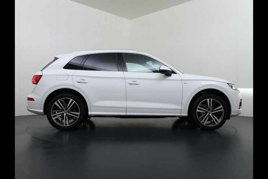 Audi Q5 55 TFSI e quattro Competition 32.000KM! |PANO| ELEKTRISCHE TREKHAAK| ELEK. ACHTERKLEP |MASSAGE| ADAPTIVE CRUISE| CAMERA| NET ONDERHOUD GEHAD RIJKLAAR INCL. 12 MND BOVAG GARANTIE| SFEERVERLICHTING