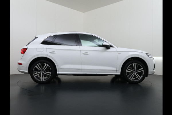 Audi Q5 55 TFSI e quattro Competition 32.000KM! |PANO| ELEKTRISCHE TREKHAAK| ELEK. ACHTERKLEP |MASSAGE| ADAPTIVE CRUISE| CAMERA| NET ONDERHOUD GEHAD RIJKLAAR INCL. 12 MND BOVAG GARANTIE| SFEERVERLICHTING