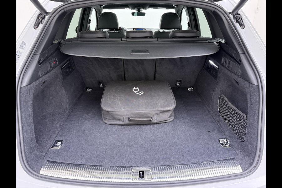 Audi Q5 55 TFSI e quattro Competition 32.000KM! |PANO| ELEKTRISCHE TREKHAAK| ELEK. ACHTERKLEP |MASSAGE| ADAPTIVE CRUISE| CAMERA| NET ONDERHOUD GEHAD RIJKLAAR INCL. 12 MND BOVAG GARANTIE| SFEERVERLICHTING