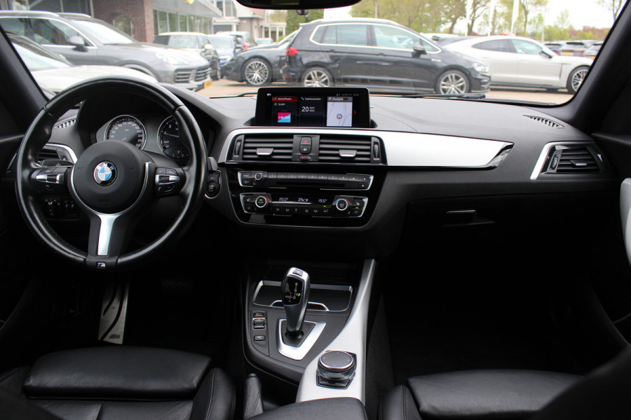 BMW 1-serie 118i Edition M Sport Shadow High Exe. / Leder / Navigatie / Parkeerhulp achter / Keyless / 18'' / Getint glas / Stoelverwarming / Cruise Control
