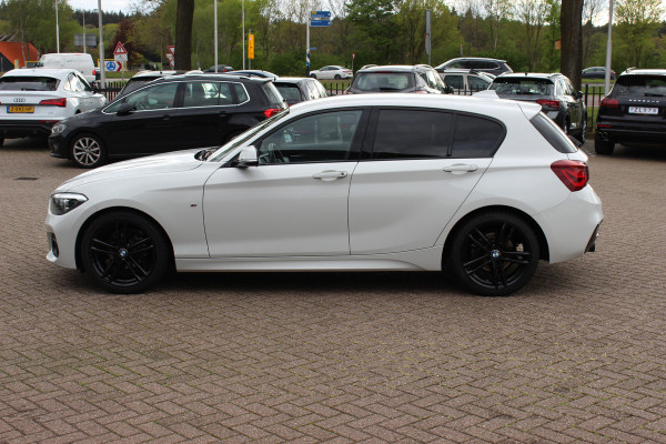 BMW 1-serie 118i Edition M Sport Shadow High Exe. / Leder / Navigatie / Parkeerhulp achter / Keyless / 18'' / Getint glas / Stoelverwarming / Cruise Control