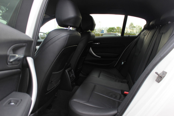 BMW 1-serie 118i Edition M Sport Shadow High Exe. / Leder / Navigatie / Parkeerhulp achter / Keyless / 18'' / Getint glas / Stoelverwarming / Cruise Control