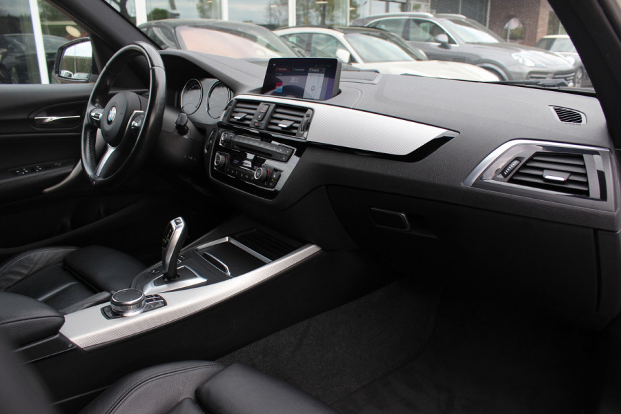BMW 1-serie 118i Edition M Sport Shadow High Exe. / Leder / Navigatie / Parkeerhulp achter / Keyless / 18'' / Getint glas / Stoelverwarming / Cruise Control