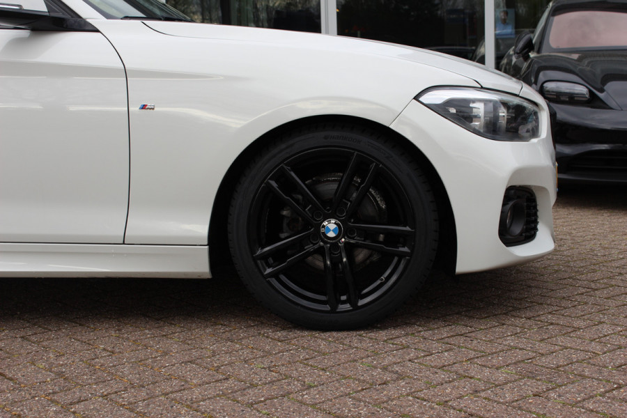 BMW 1-serie 118i Edition M Sport Shadow High Exe. / Leder / Navigatie / Parkeerhulp achter / Keyless / 18'' / Getint glas / Stoelverwarming / Cruise Control