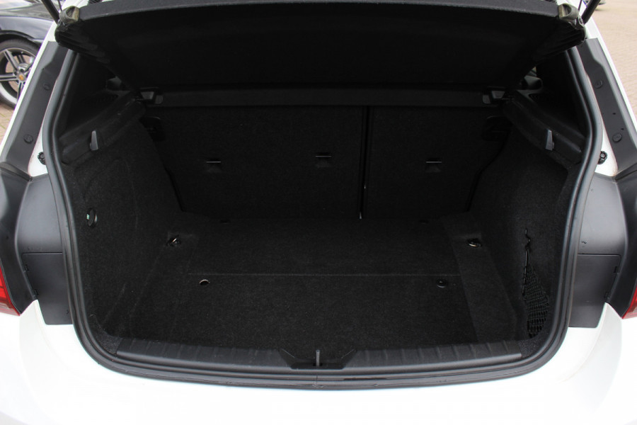 BMW 1-serie 118i Edition M Sport Shadow High Exe. / Leder / Navigatie / Parkeerhulp achter / Keyless / 18'' / Getint glas / Stoelverwarming / Cruise Control