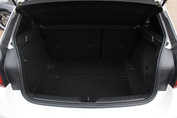 BMW 1-serie 118i Edition M Sport Shadow High Exe. / Leder / Navigatie / Parkeerhulp achter / Keyless / 18'' / Getint glas / Stoelverwarming / Cruise Control